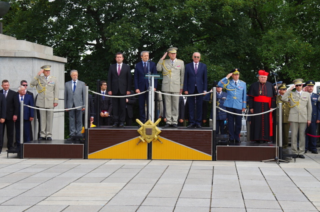 Přítomní vzdávají hold