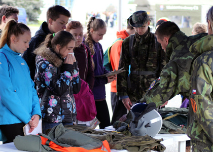 Pro děti byla připravena i výstroj pilotů
