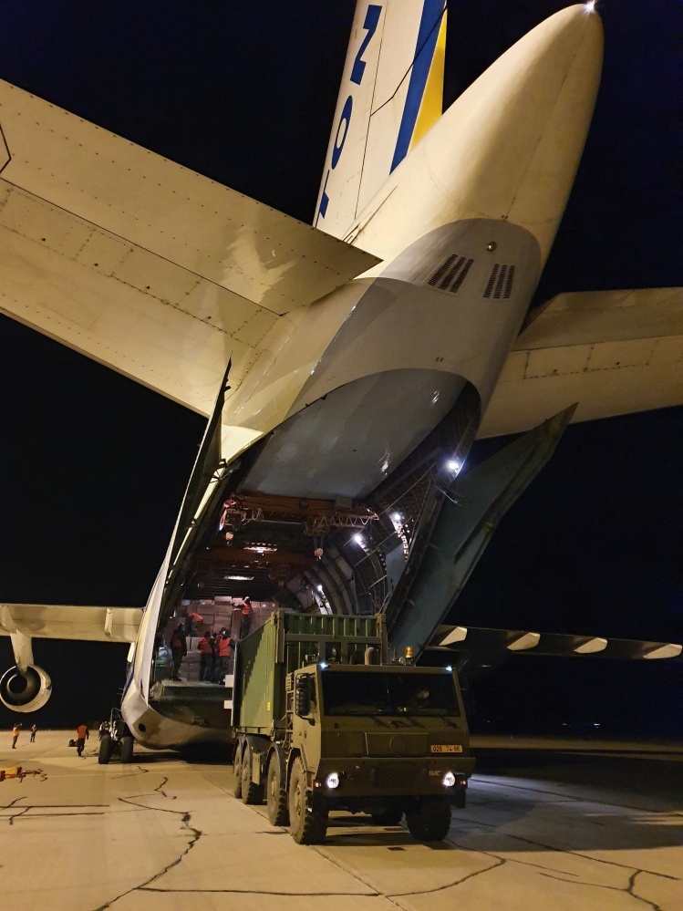 Pro urychlení probíhala nakládka i zezadu