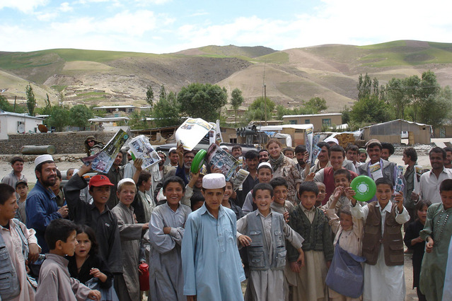 Afghánské děti s produkty ISAF