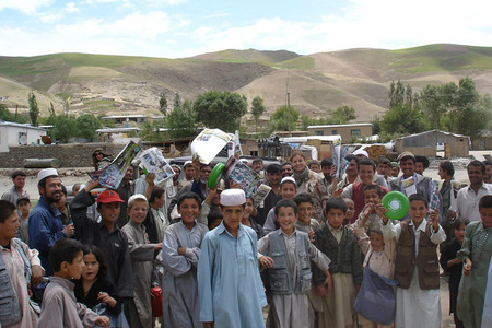 Afghánské děti s produkty ISAF