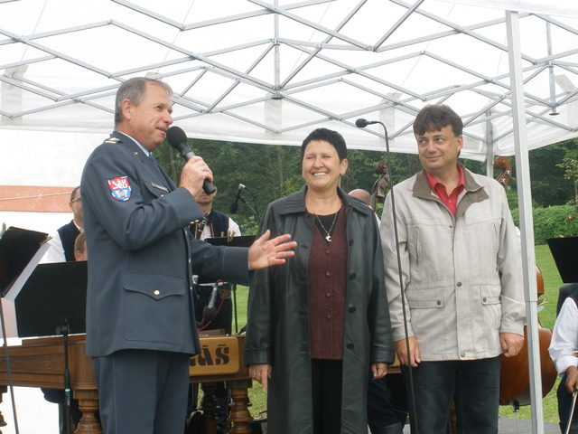 Program společně s ředitelem Agentury plánování a rozvoje lidských zdrojů plukovníkem Pavlem Vobůrkou zahájili starostka obce Chocerady Eva Bubnová a Vranova Josef Vašák