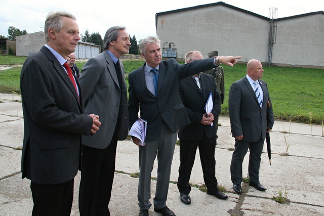 Prohlídky areálu kasáren se vedle ministra Martina Stropnického účastnil i starosta Rakovníka Pavel Jenšovský