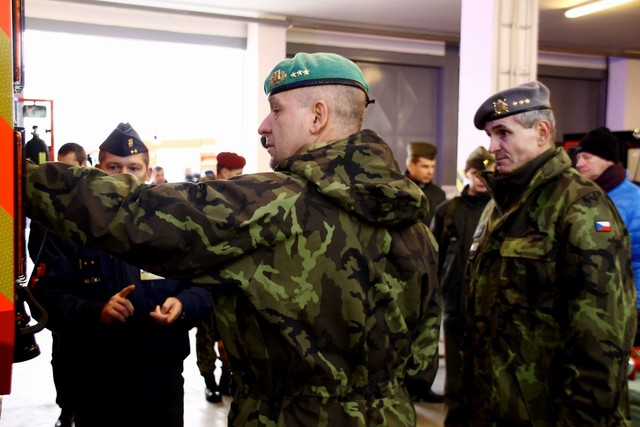 Generál Baloun (zády) si hasičskou techniku CAS 30 pečlivě prohlédl