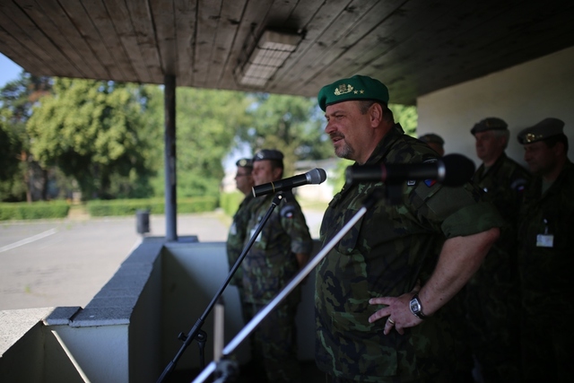 Slavnostního nástupu se účastnil velitele Pozemních sil generála Jána Gurníka