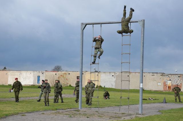 Provazový žebřík zdolávají výsadkáři mnoha způsoby