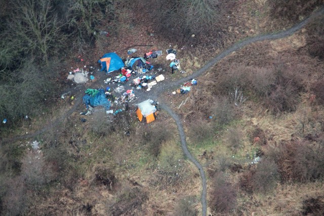 Provizorní příbytky v okolí vojenského letiště_a
