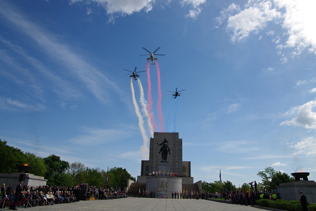 Průlet trojice bitevníků s trikolorou