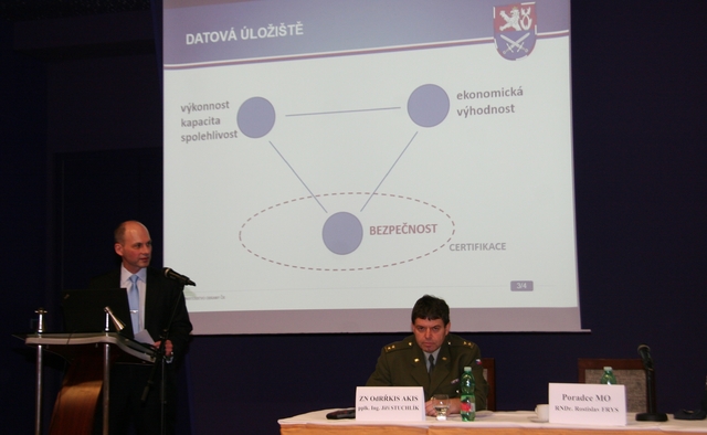 Poradce ministra obrany Rostislav Frys prezentuje projekt Datová úložiště