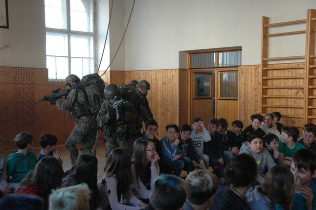 Průzkumáci přichází mezi děti