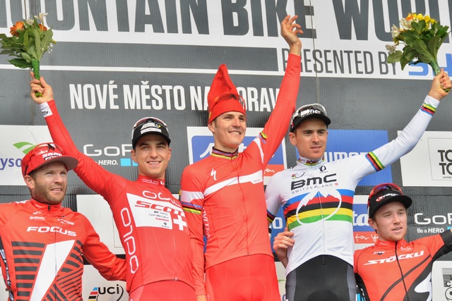 Prvních pět závodníků na stupních vítězů