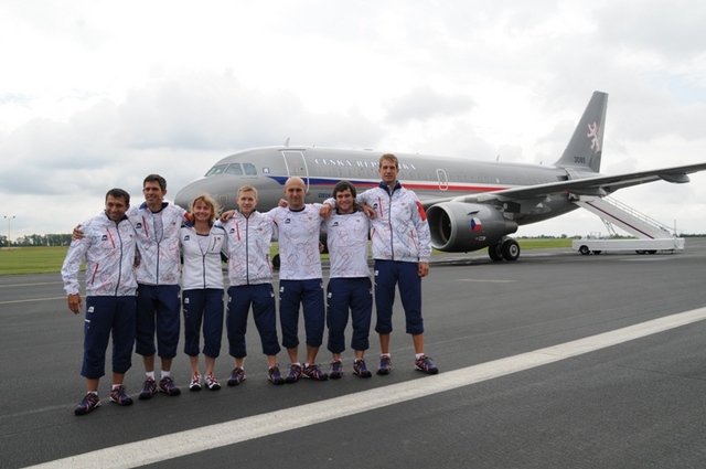 Prvních sedm sportovců před letadlem