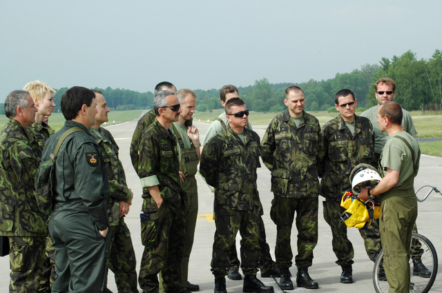 Poučení před nácvikem na plzeňském letišti Líně
