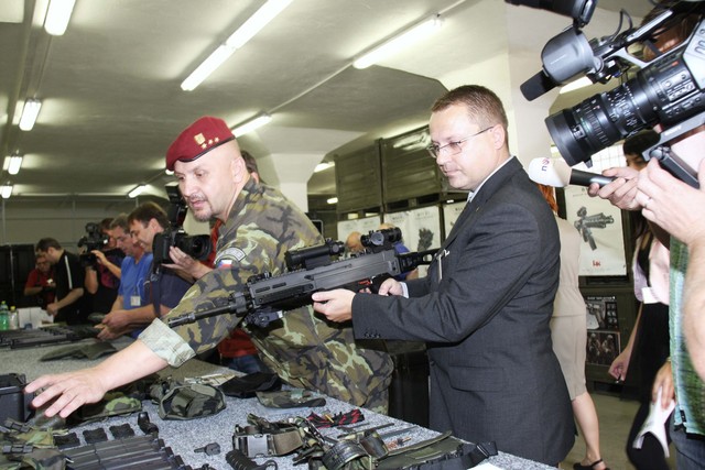 Plukovník BULANT a Petr VÁVRA při prezentaci verze CZ 805 BREN A2