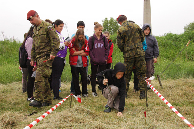 Pyrotechnici z EOD týmu si pro děti připravili malé minové pole na stanovišti č. 7