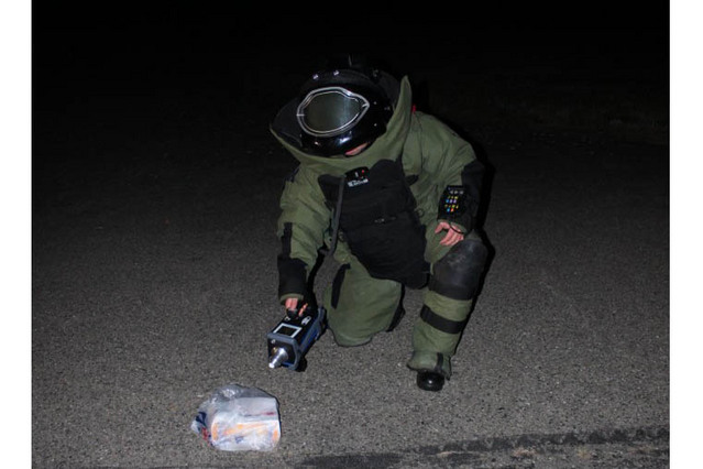 Pyrotechnik při ohledání podezřelého předmětu