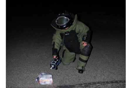 Pyrotechnik při ohledání podezřelého předmětu