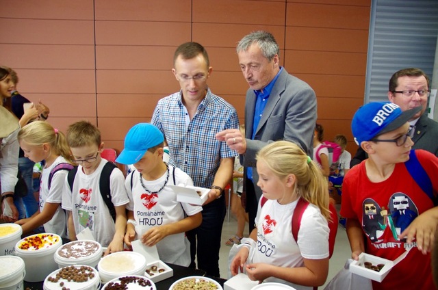 Ministr se příišel podívat na jednu z dětských atrakcí - výrobnu čokolády