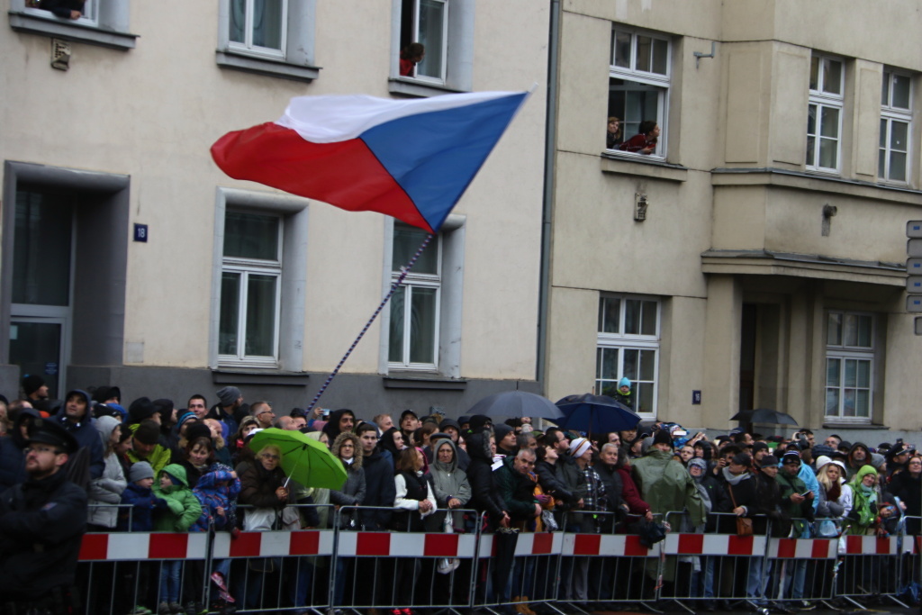 Řada přihlížejících se na přehlídku náležitě nachystala