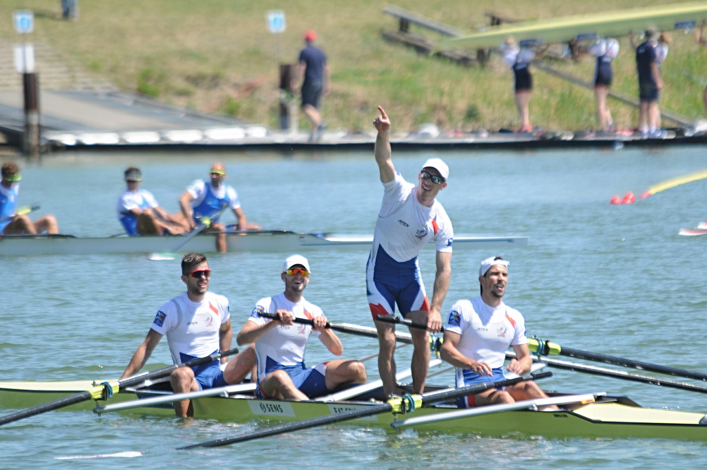 Radost posádky 4 lehkých vah v cíli medailového závodu