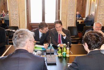 V Národní radě jednal ministr s předsedou výboru pro národní obranu Reinhardem Böschem