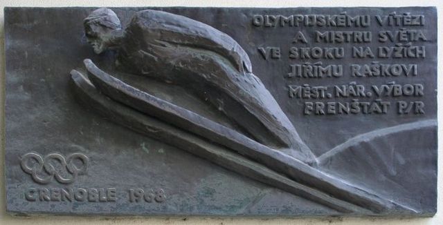 Pamětní deska ve Frenštátě pod Radhoštěm, kde se Jiří Raška narodil