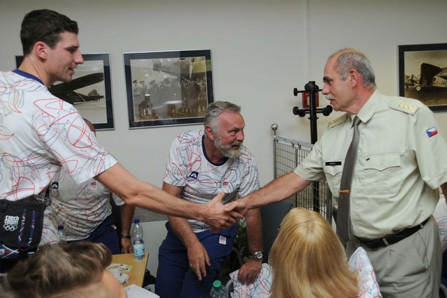 Ředitel ASC Dukla plk. Priščák přeje hodně úspěchů výškaři Jardovi Bábovi
