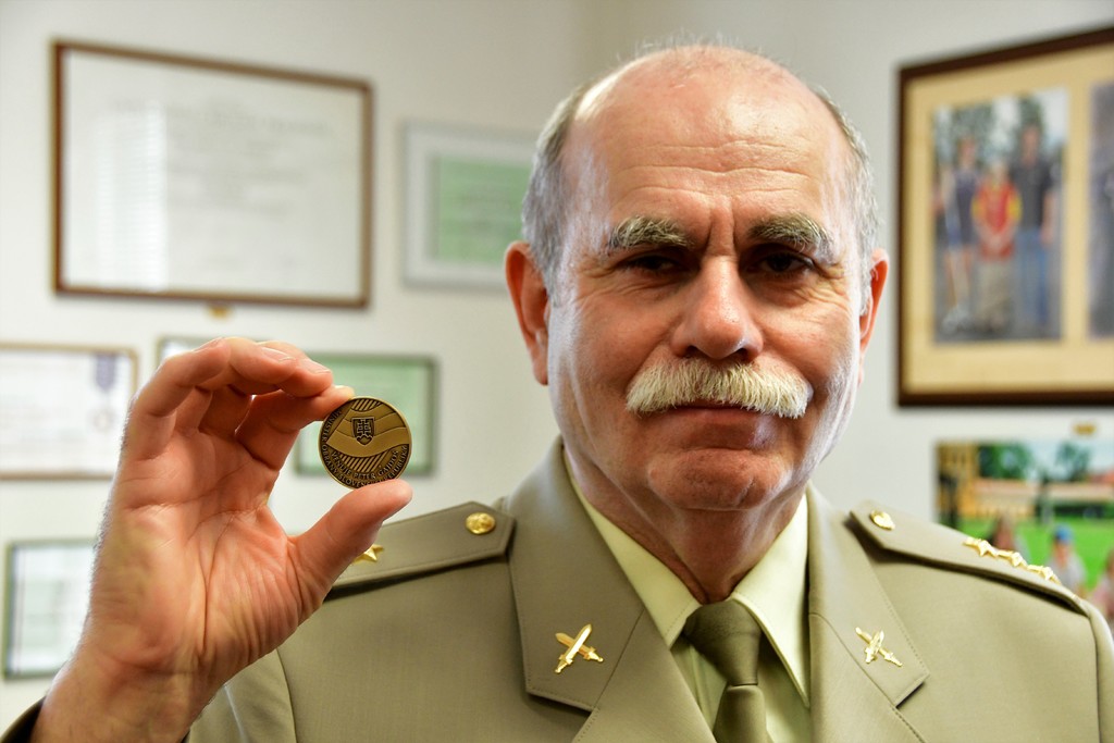 Ředitel ASC Dukla s pamětní mincí ministra obrany SR Petera Gajdoše.