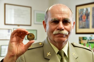 Ředitel ASC Dukla s pamětní mincí ministra obrany SR Petera Gajdoše.