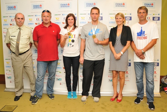 Ředitel Dukly, trenér Kupka, mistryně světa Hejnová, šampion Veselý, z Kab MO Bartošová a Železný