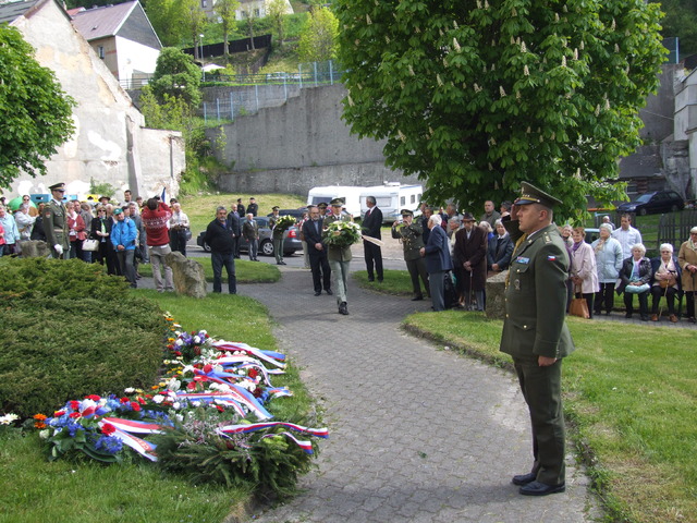 Ředitel KVV Karlovy Vary plukovník Jaroslav Kořínek vzdává poctu