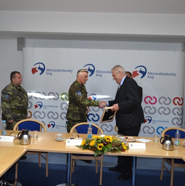 Ředitel KVV Ostrava plukovník Jaroslav Hrabec předal Miloši Zemanovi pamětní plaketu u příležitosti 70. výročí Ostravsko-opavské operace