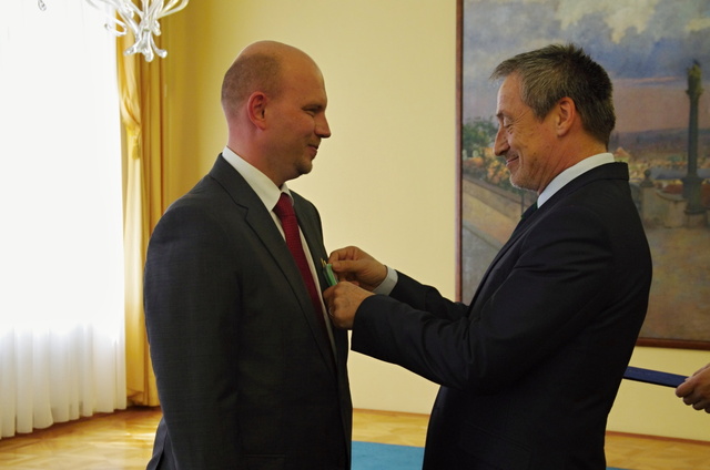 Ředitel odboru komunikace Jan Pejšek při předávání Záslužného kříže