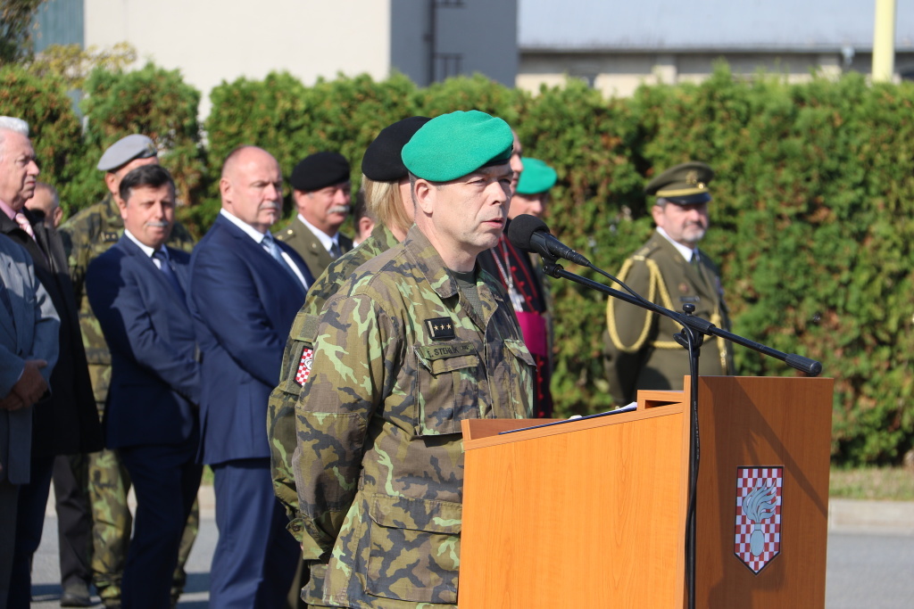 Ředitel Odboru pro válečné veterány plukovník Eduard Stehlík uvedl symboliku nového památníku