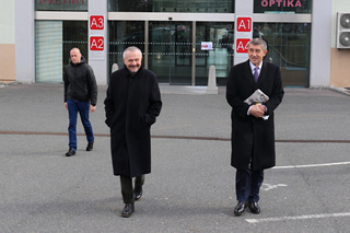 Ředitel ÚVN Miroslav Zavoral a premiér Andrej Babiš v areálu nemocnice.