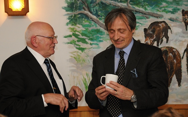 Ředitel závodů Jan Kůrka ukazuje  ministru Stropnickému tradiční, každoročně originální hrnek, vyrobený speciálně pro Velkou cenu osvobození.
