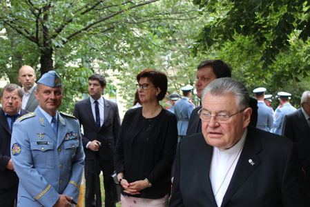 Resort Ministerstva obrany zastupovala náměstkyně ministra Alena Netolická a poradce NGŠ generál Jiří Verner, pietního aktu se zúčastnil i kardinál Dominik Duka