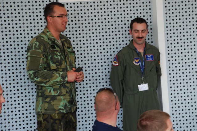 Řídící cvičení major Michal Voltr doplňuje informace při in-processingu