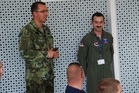 Řídící cvičení major Michal Voltr doplňuje informace při in-processingu
