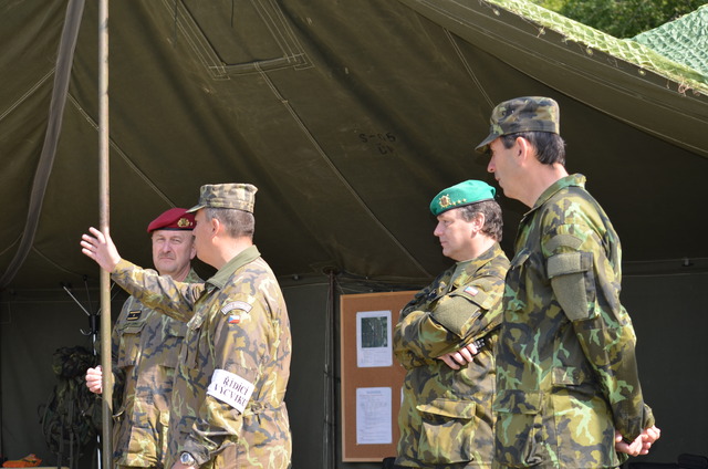 Řídící výcviku pplk.Mareček vysvětluje činnost ZVS při zásahu