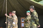 Řídící výcviku pplk.Mareček vysvětluje činnost ZVS při zásahu