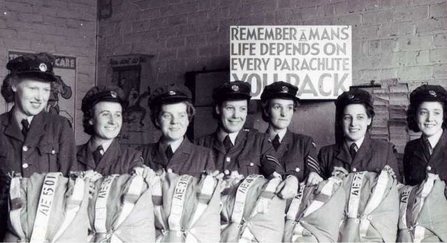 Děvčata z WAAF se pečlivě starala o balení padáků a některá i neodolala dvoření československých vojáků… 