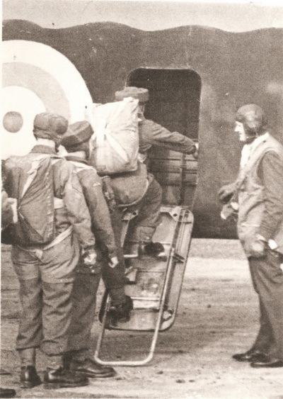 Nástup do letounu bočními dveřmi – skákalo se však většinou kruhovým otvorem v podlaze