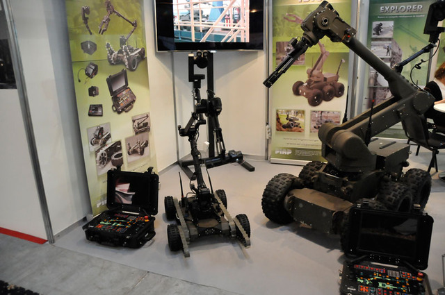 Na veletrhu je k vidění několik pyrotechnických robotů - tyto představují Poláci: PIAP GRYP a IBIS