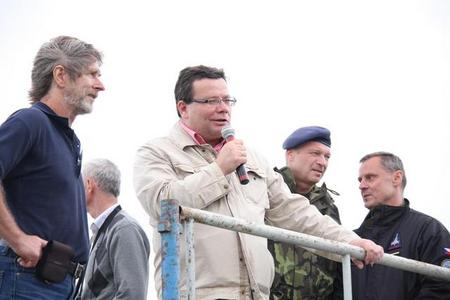 Ministr obrany Alexandr Vondra, náčelník Generálního štábu armádní generál Vlastimil Picek a zástupce velitele společných sil - velitel vzdušných sil brigádní generál Jiří Verner