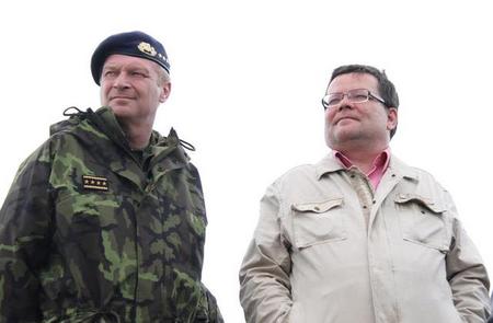 Náčelník Generálního štábu armádní generál Vlastimil Picek a ministr obrany Alexandr Vondra