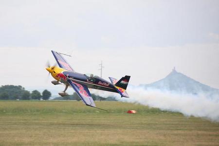 Fenomenální let akrobatického letounu EXTRA 330LC týmu Red Bull