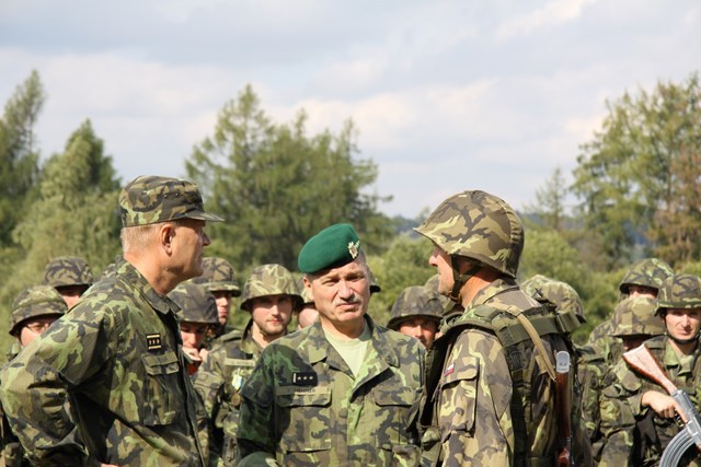 Rozhovor NGŠ generálporučíka Bečváře s ředitelem KVV Zlín plukovníkem Hennerem a velitelem roty AZ KVV Zlín nadporučíkem Jílkem