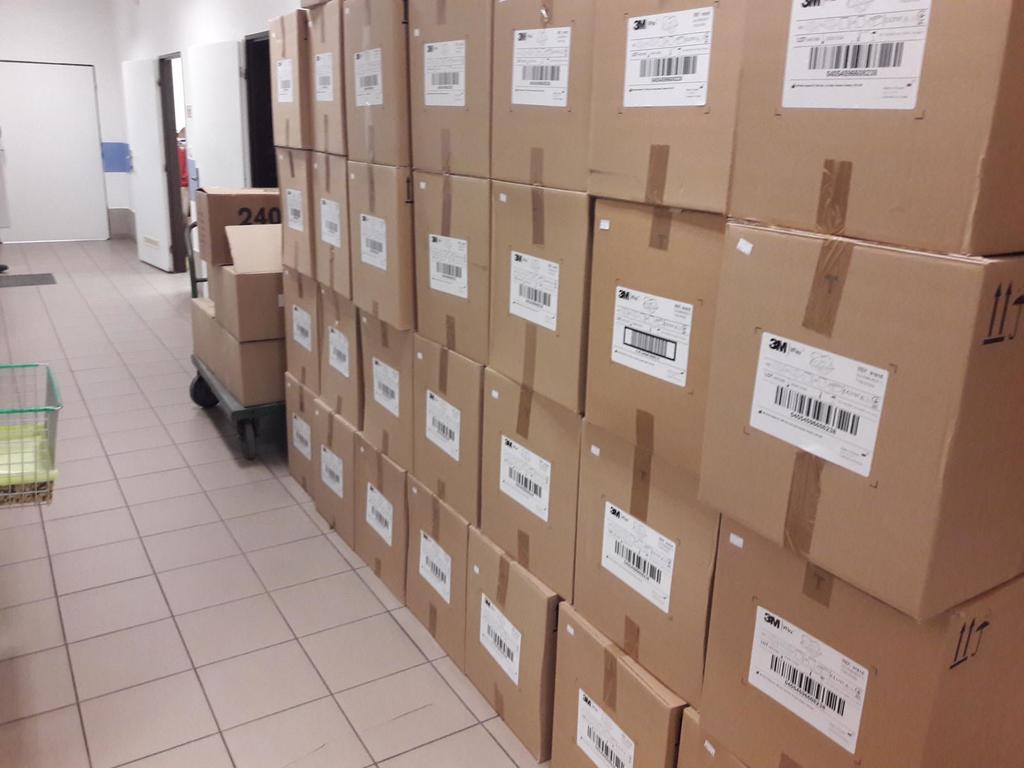 Po celé republice bylo dnes armádou rozvezeno 51 tisíc respirátorů do distribučních míst.