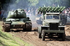 Ruský raketomet, za ním tank IS-122